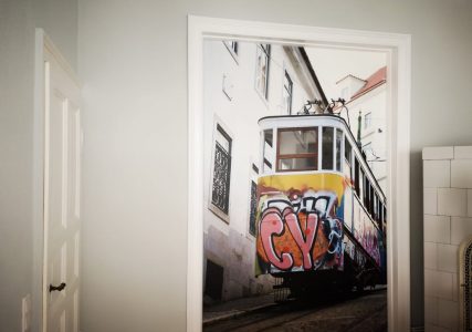 Fototapete eingefügt in einem Türrahmen.